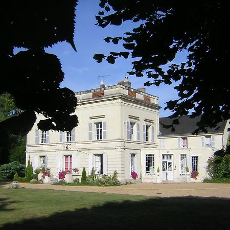 Les Longchamps Panzió Neuillé Kültér fotó