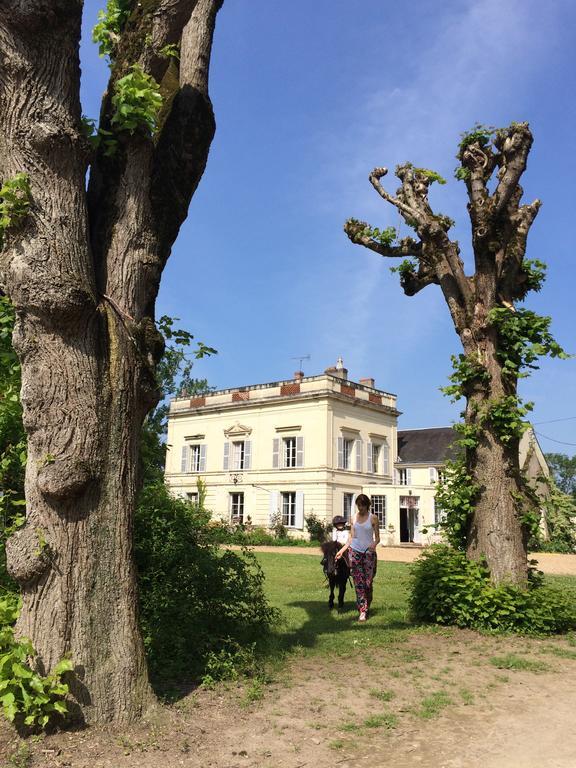 Les Longchamps Panzió Neuillé Kültér fotó