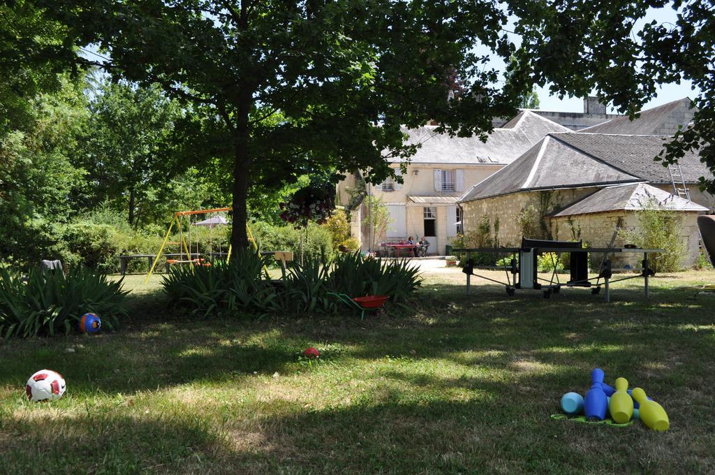 Les Longchamps Panzió Neuillé Kültér fotó
