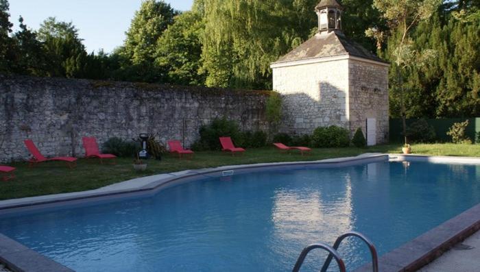 Les Longchamps Panzió Neuillé Kültér fotó