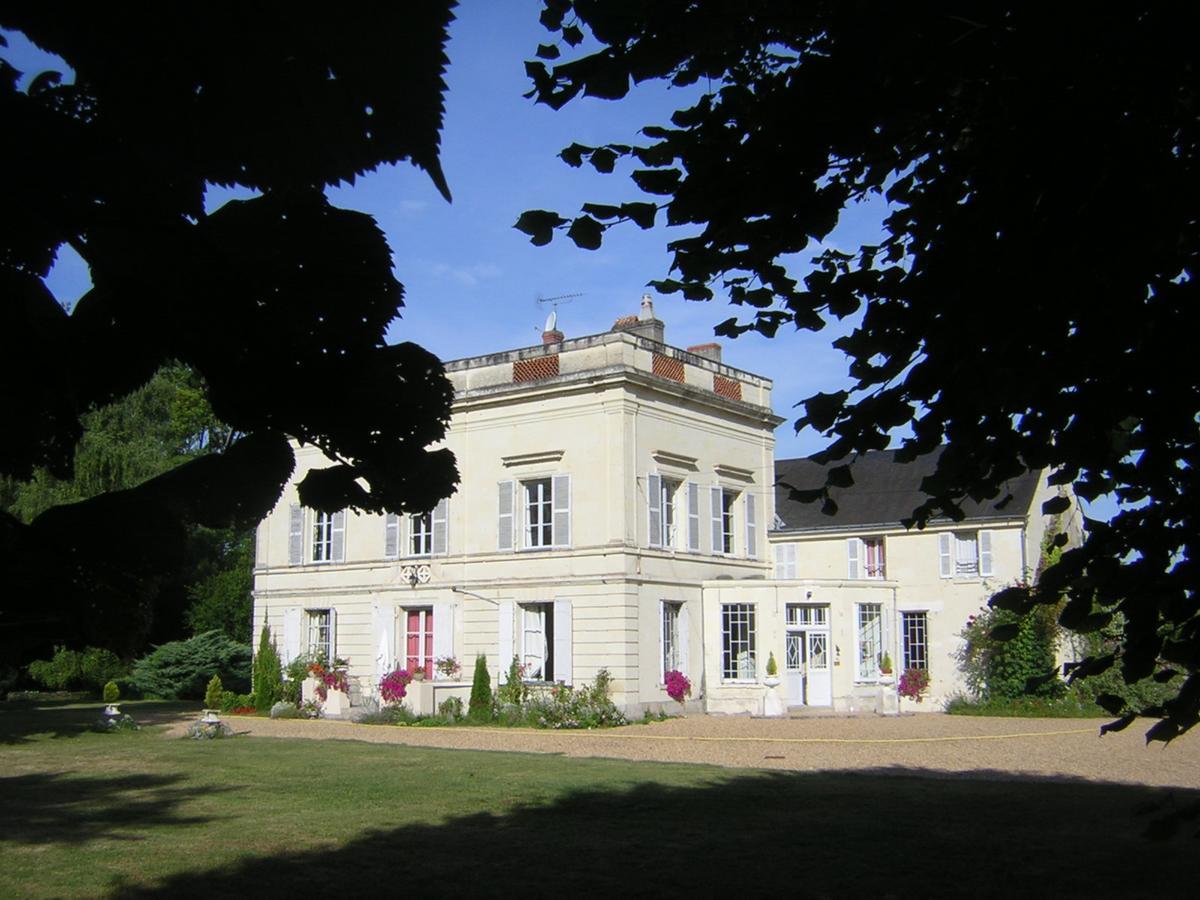 Les Longchamps Panzió Neuillé Kültér fotó
